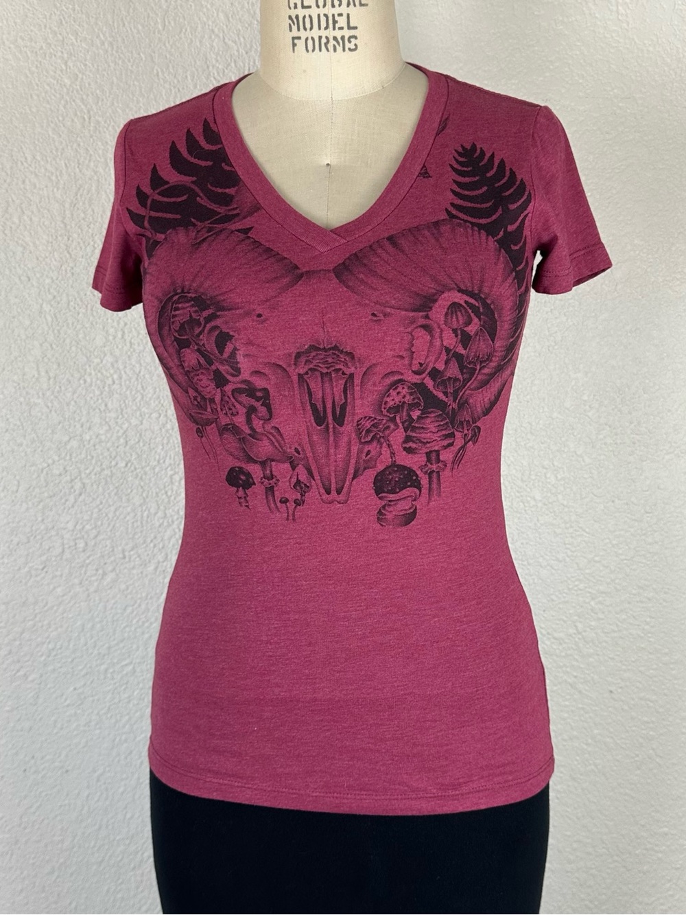 Burton Women’s Shirt Size XS Cotton Blend Short Sleeves Burgundy Snake Graphic